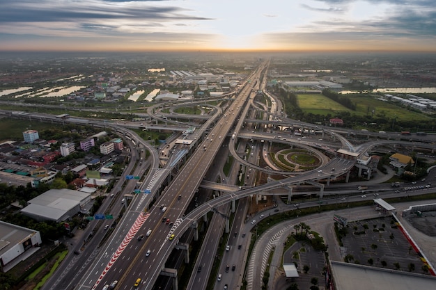 航空写真からの忙しい高速道路のジャンクション