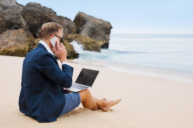 Photo busy man working on the beach