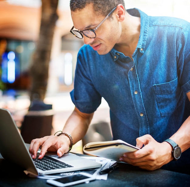 Uomo impegnato a lavorare su un computer portatile