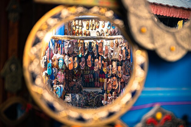 Photo busy market area in essaouira morocco with stalls selling various goods