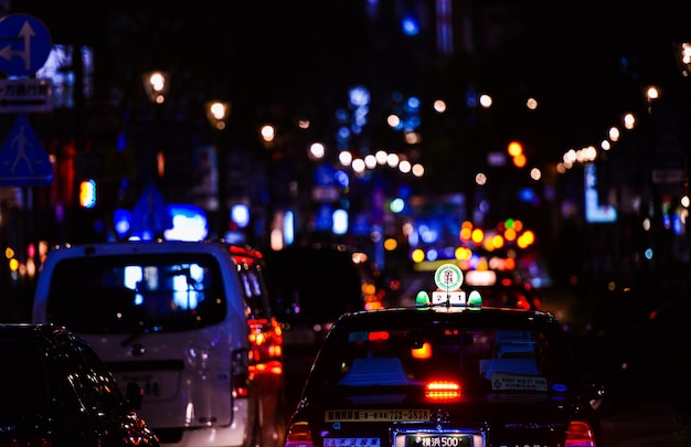 Photo busy street at night