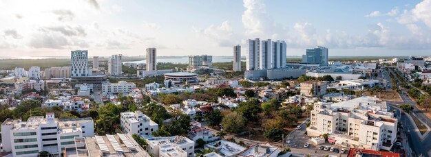 Photo busy street with small buildings near the beach area of cancun