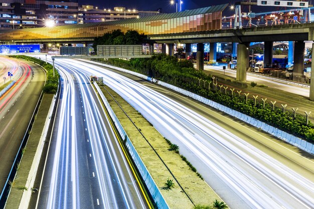 夜の高速道路の渋滞