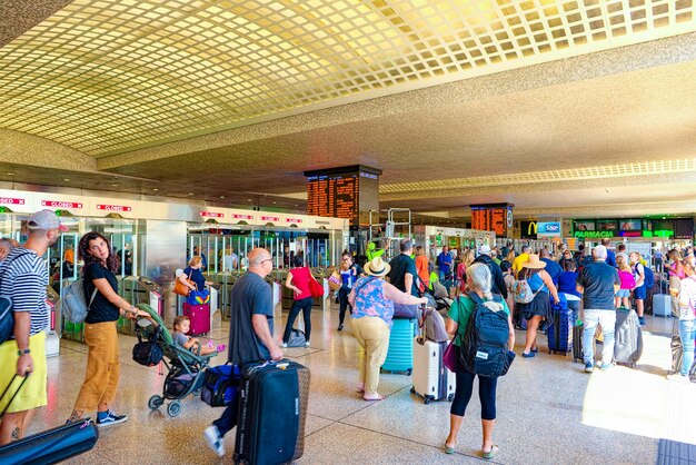 Photo a busy transport hub is the central train station of rome termini