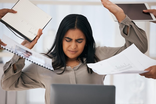 写真 忙しい女性のオフィス文書と仕事の過負荷ストレスと企業の職場での混乱からのバーンアウト