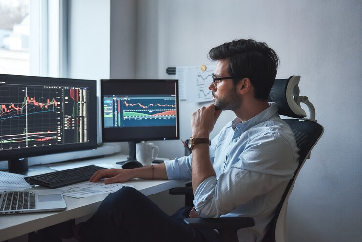 Photo busy working day side view of successful trader or businessman in formal wear and eyeglasses