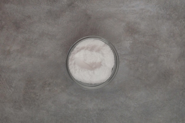 Фото Бутанедиовая кислота или спирт из янтаря пищевая добавка e363 в стеклянной посуде сукциновая кислота