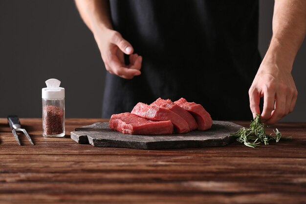 Photo butcher cooking pork meat on kitchen