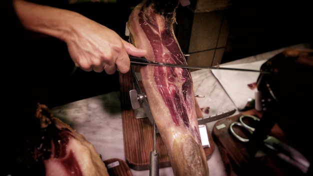 肉屋が手でステーキを切る