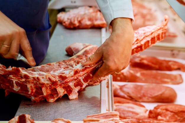 肉屋の店で肉を準備する