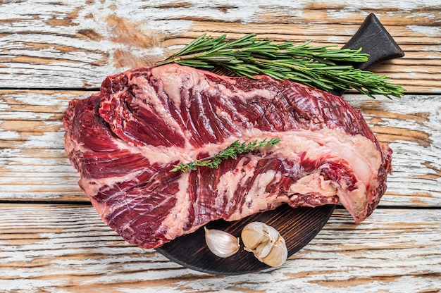 Butchers choice steak Onglet Hangend Mals rundvlees op een snijplank