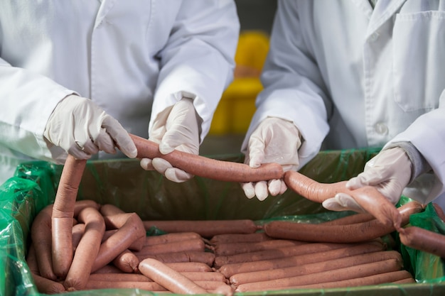 Photo butchers processing sausages