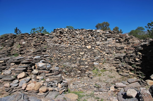 Foto butkara stupa nella valle di mingora swat dell'himalaya in pakistan