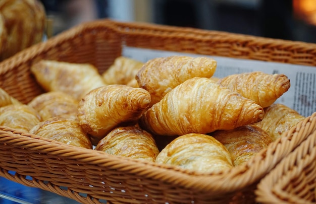 Butrer croidants croissant in een rieten mand.