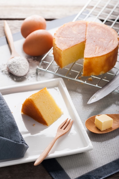 Photo butter cake on wood table