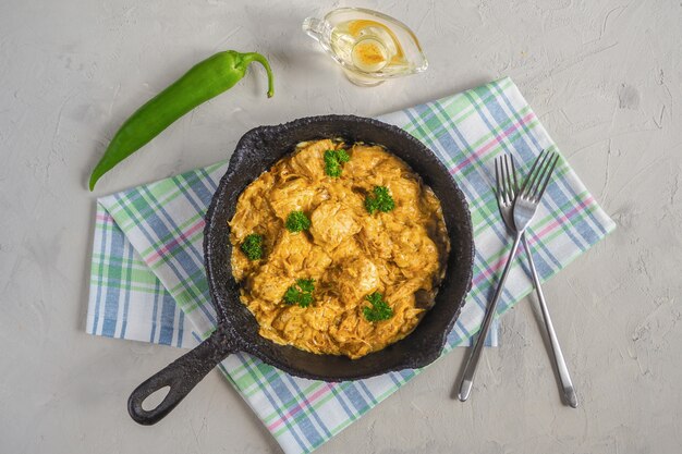 Foto curry di pollo al burro. murgh makhani con petto di pollo tenero, panna, burro e miele