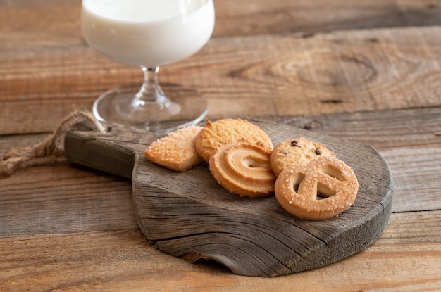 Butter cookies wit glass of milk