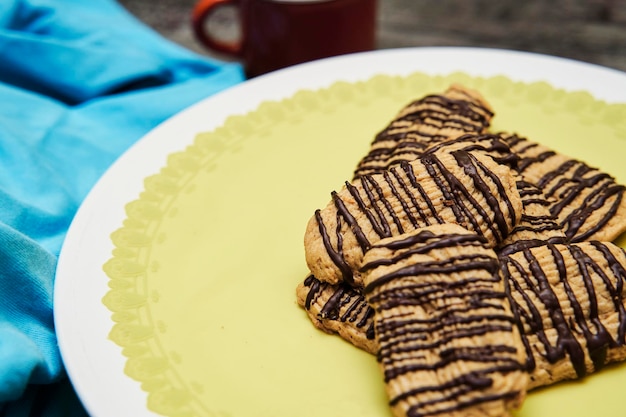 すぐに食べられる黄色いトレイにチョコレートを載せたバタークッキー自家製食品のコンセプト