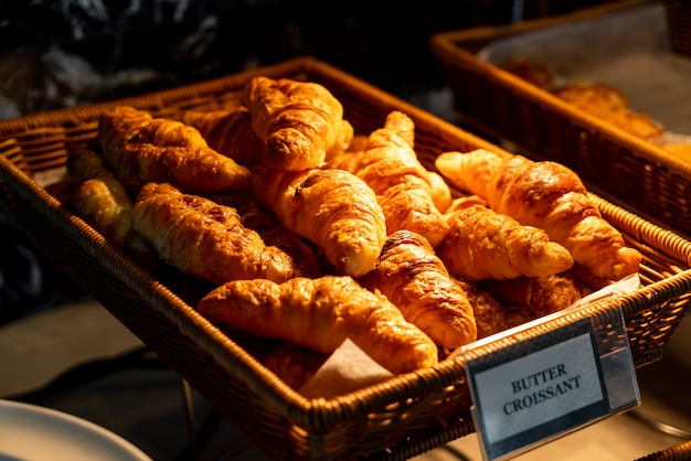 Foto burro e croissant nel cestino