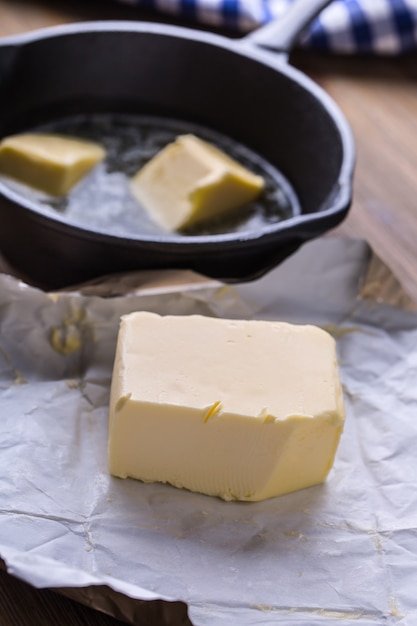 Масло сливочное. свежее масло на кухонном столе.