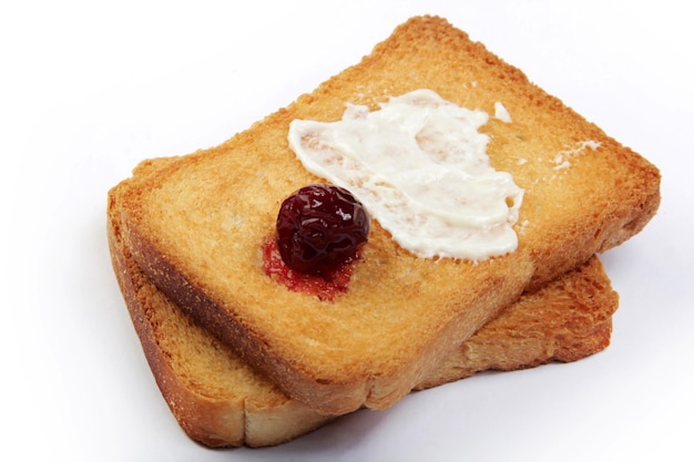 Burro e marmellata su crostini di pane