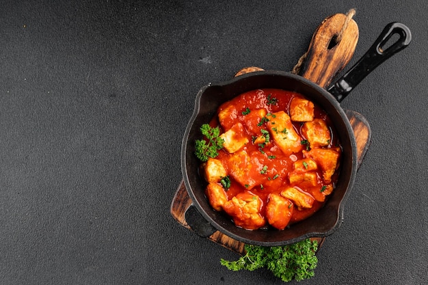 Butter kip curry pluimveevlees tomatensous gerecht vers lekker gourmet eten achtergrond op de tafel rustiek eten top view kopieerruimte