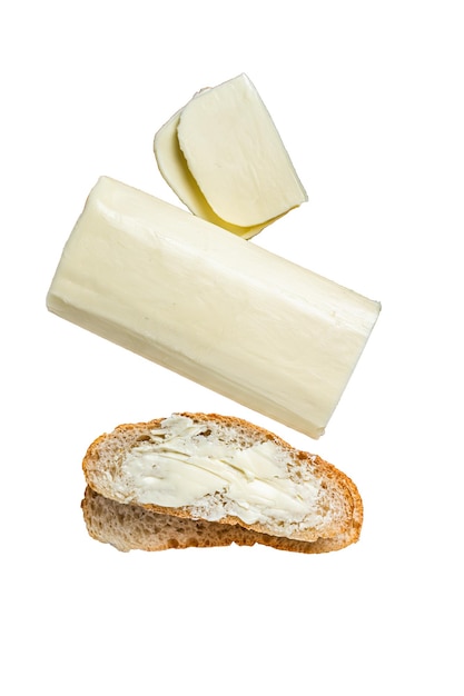 사진 나무 커팅 보드에 버터 스프레드와 식료품 토스트가 고품질 흰색 배경을 격리합니다.