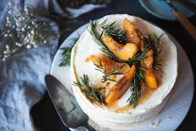 Torta al burro con albicocca e rosmarino