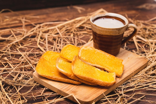 Foto pane imburrato con latte vaccino tiepido