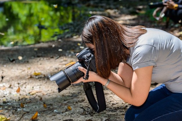 Бабочка попалась на камеру. женщины фотографы делают фотографии бабочки