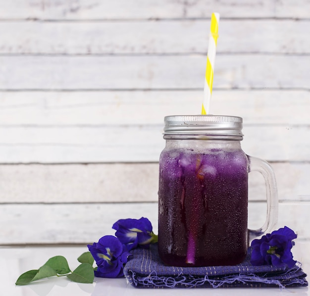 Foto succo di fiori di pisello di farfalle