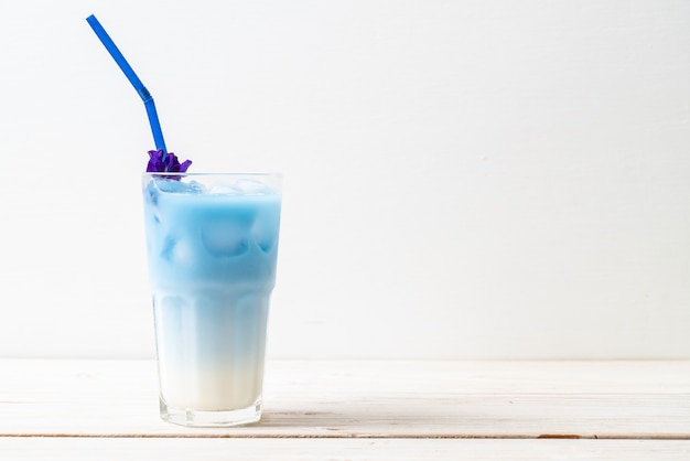 Butterfly pea juice with milk