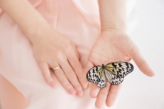 Бабочка на руке женщины