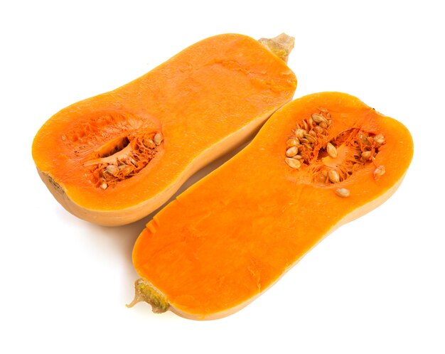 Butternut 요리 준비가 흰색에 반으로 잘라