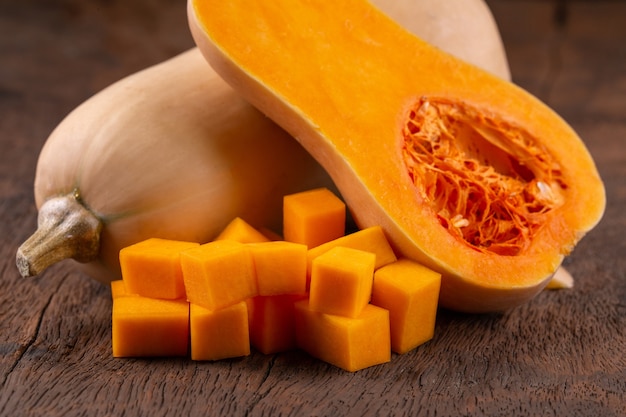 오래 된 나무 배경 위에 butternut 스쿼시