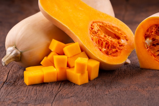 오래 된 나무 배경 위에 butternut 스쿼시