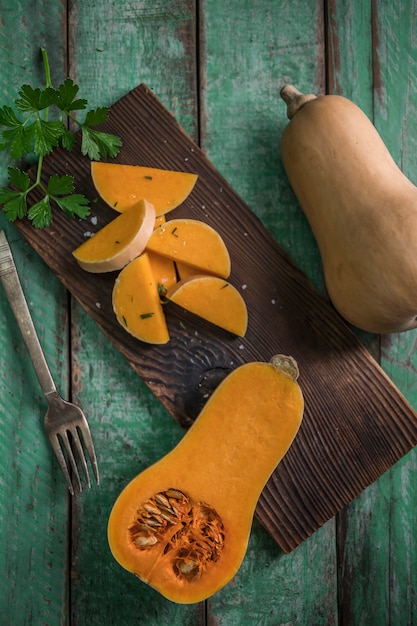 Photo butternut squash over old wood background