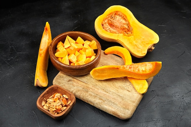 Foto zucca butternut sul tagliere di legno