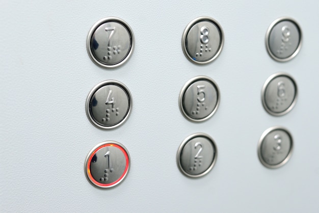 Button elevator accessible to blind people