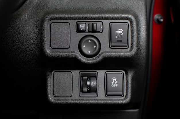 자동차의 보안 옵션 기술이 적용된 버튼 패널.