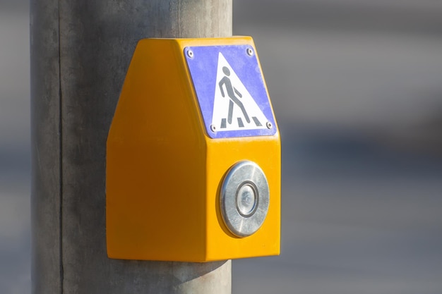 Photo a button to turn on the green light at a pedestrian crossing on the highway