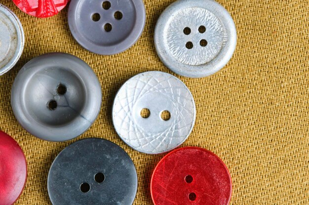 Кнопки для одежды на фоне коричневой ткани