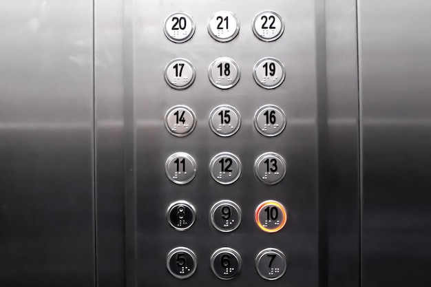 Фото Кнопки в кабине лифта выделенная кнопка с цифрой 10 в лифте