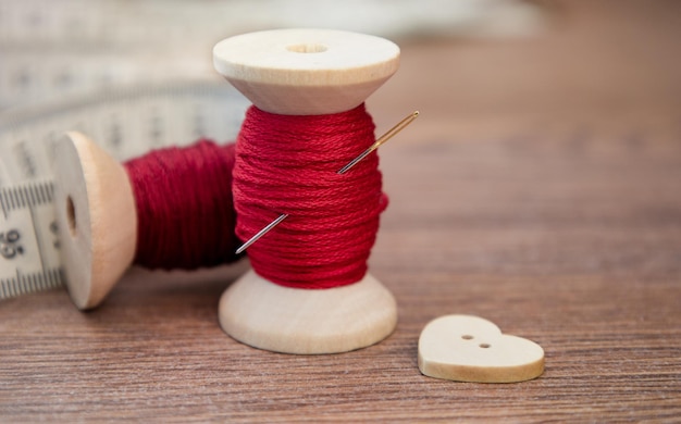 糸のボタンとスプール縫製アクセサリー装飾縫製針仕事のコンセプト