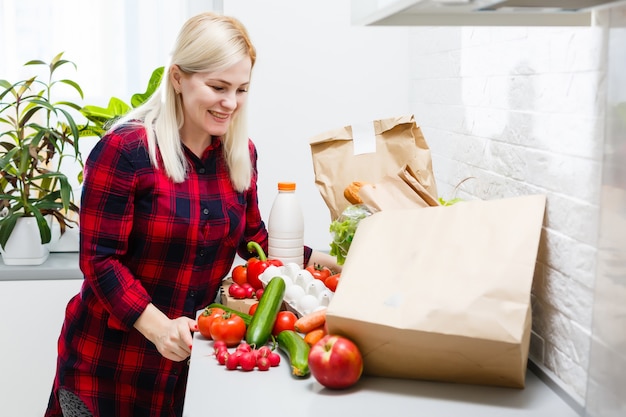 Купить сейчас. Счастливая женщина, представляя продукт. Продвижение продукта или услуги. Продвижение продукта. Реклама продукта. Заказать сейчас.