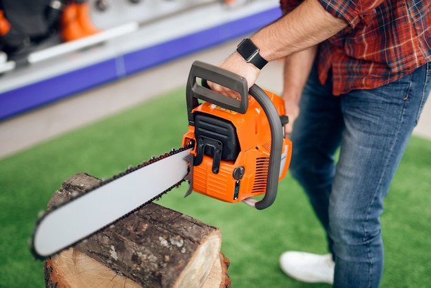 The buyer checks how the chainsaw works.