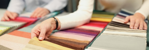 Acquirente e venditore scelgono il colore del concetto di sartoria personalizzata del tessuto