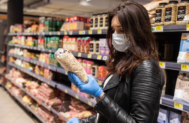 Buyers in a large grocery shopping center in Kiev