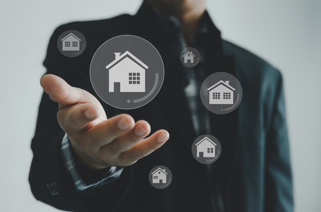 Покупка, продажа и аренда домов или концепции недвижимости, собственности в Интернете, бизнесмен вручает концепцию виртуального экрана.
