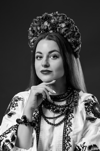 BW Portret van Oekraïense vrouw in traditionele etnische kleding en bloemen rode krans op studio achtergrond Oekraïense nationale geborduurde jurk oproep vyshyvanka Bid voor Oekraïne
